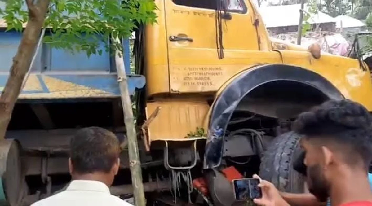 nilphamaridh181420260712nilphamari-pic-accident-1
