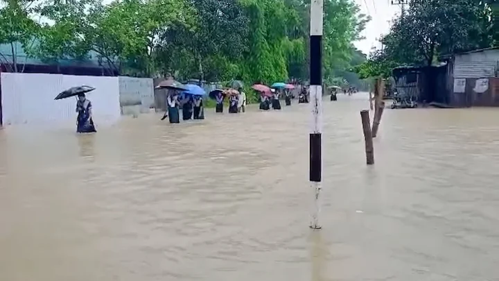 অবিরাম বৃষ্টিতে ডুবে গেছে সড়ক, দুর্ভোগে মানুষ