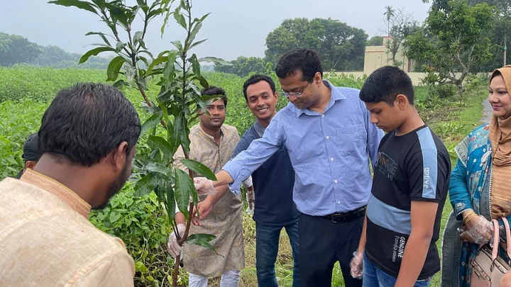 শুধুই চারা বিতরণ নয়, গাছ বাঁচানোর দায়িত্বও নেন কুষ্টিয়ার এই চিকিৎসক
