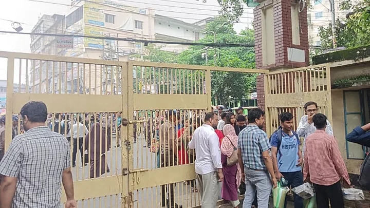 জবিতে কর্মসূচি পালনে নিষেধাজ্ঞাতেও কাটেনি শিক্ষার্থীদের উদ্বেগ
