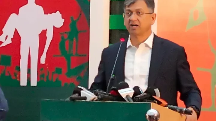 হাসিনা কার্ড খেলবেন আর বাংলাদেশের সঙ্গে বন্ধুত্বপূর্ণ সম্পর্ক চাইবেন, মনে রাখতে হবে দুটো বিপরীত: দিল্লির উদ্দেশে স্বরাষ্ট্রমন্ত্রী