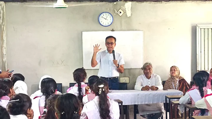 জাতিসংঘের মানবাধিকার কর্মকর্তা আলোর পাঠশালা পরিদর্শন করলেন