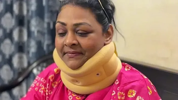 অতিরিক্ত ফোন ব্যবহার করে হাসপাতালে নায়িকা