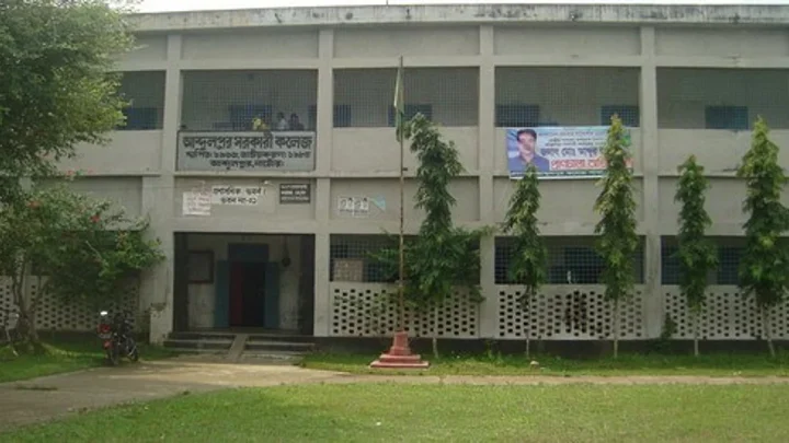 নাটোরে প্রতারণার শিকার ৮ এইচএসসি পরীক্ষার্থীর প্রথম পরীক্ষা নিয়ে অনিশ্চয়তা এখনো কাটেনি