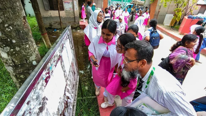 এসএসসির ফলাফলে পাসের হার ও জিপিএ–৫ এ শীর্ষে ঢাকা বোর্ড