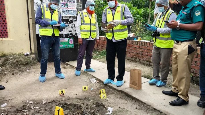 বরিশাল আদালত চত্বরে বিস্ফোরণের সময়ের সিসিটিভি ফুটেজে যা দেখা গেল
