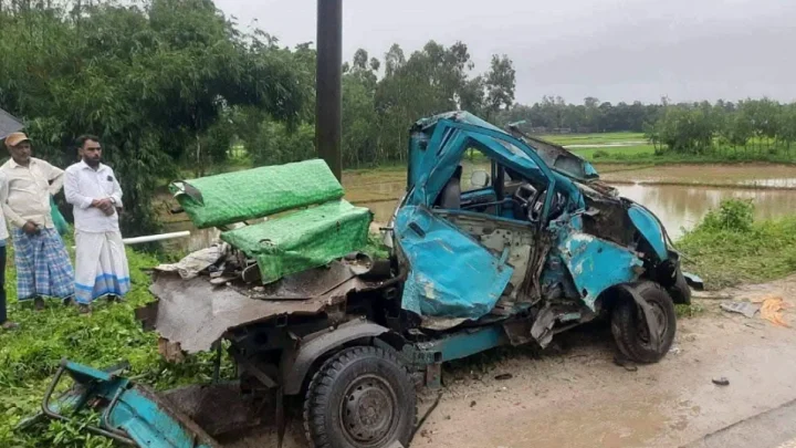 চকরিয়ায় বাসের ধাক্কায় উড়ে গেল লেগুনার ছাদ, চার যাত্রী নিহত, গুরুতর আহত আরও পাঁচজন