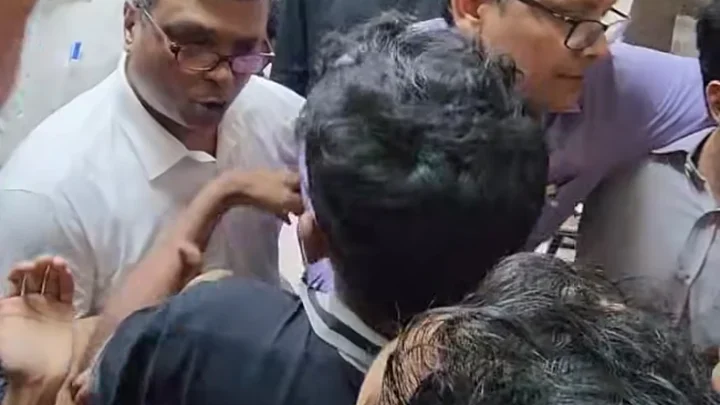 ‘ফুটেজের কপি না দিয়ে যেতে পারবে না’ বলে শিক্ষকদের আটকালেন হল সংসদের নেতারা