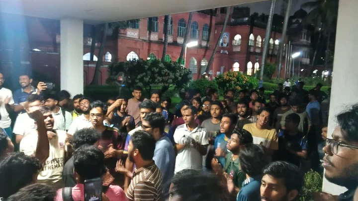 ফেসবুক পোস্ট ঘিরে শিক্ষার্থীকে আটকে রেখে ভয়ভীতি দেখানোর অভিযোগ প্রাধ্যক্ষের বিরুদ্ধে