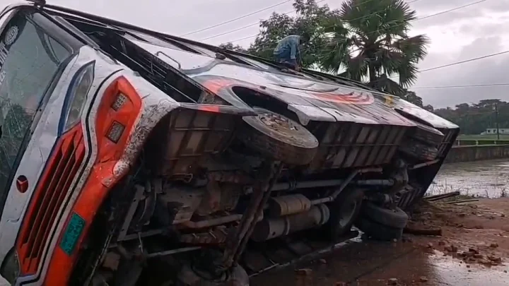 ছুটি শেষে বাড়ি ফেরার অপেক্ষা, বাসচাপায় প্রাণ গেল স্কুলছাত্রীর