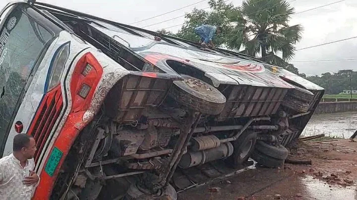স্কুল ছুটির পর বাড়ি ফেরার অপেক্ষায় ছিল শিক্ষার্থীরা, চাপা দেয় বেপরোয়া বাস