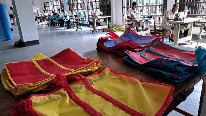 পোশাক–সাবান সবই বানাচ্ছেন বন্দীরা