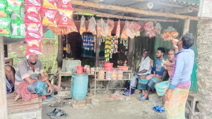 মালিক বা দোকানদার থাকেন না, ক্রেতারা নিজের মতো খেয়ে টাকা রেখে যান