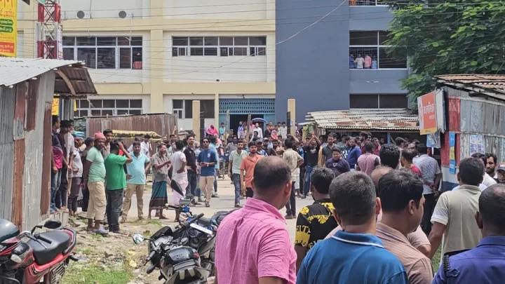মেহেরপুরে এমপির হাসপাতাল পরিদর্শন ঘিরে বিএনপি-জামায়াতের মধ্যে উত্তেজনা, বিদ্যুৎ কার্যালয় ঘেরাও