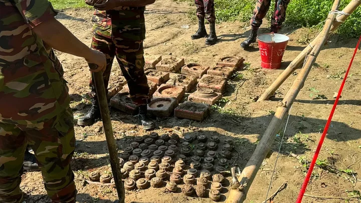 কোদালের কোপে বেরিয়ে আসে ছয়টি ধাতব বস্তু, পাওয়া গেল ৯৬টি মাইন