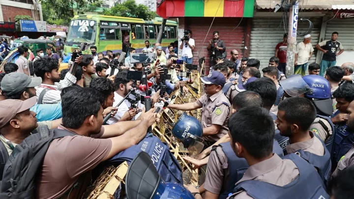 ছাত্রদলের নিয়ন্ত্রণে থাকা ঢাকা আলিয়া মাদ্রাসার হলে প্রবেশের চেষ্টা ছাত্রশিবিরের