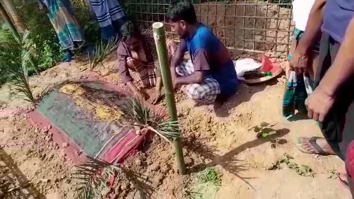 সাপের কামড়ে মৃত নারীকে ‘জীবিত’ করতে কবরের পাশে ওঝার ঝাড়ফুঁক