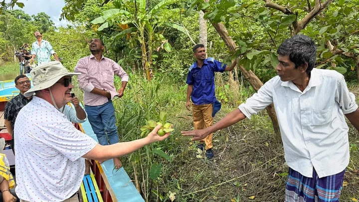 স্ত্রীকে নিয়ে ভাসমান পেয়ারাবাজারে মার্কিন রাষ্ট্রদূত, স্বাদ নিলেন পেয়ারার