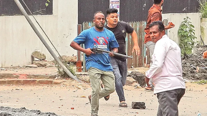 চট্টগ্রামে থানা লুটের অস্ত্র অপরাধীদের হাতে, ধরাছোঁয়ার বাইরে ২৫ অস্ত্রধারী