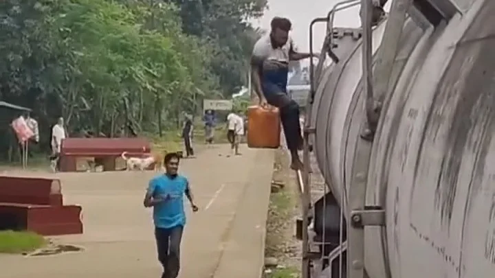 রাজশাহীতে চলন্ত ট্রেন থেকে তেল চুরির ভিডিও ভাইরাল