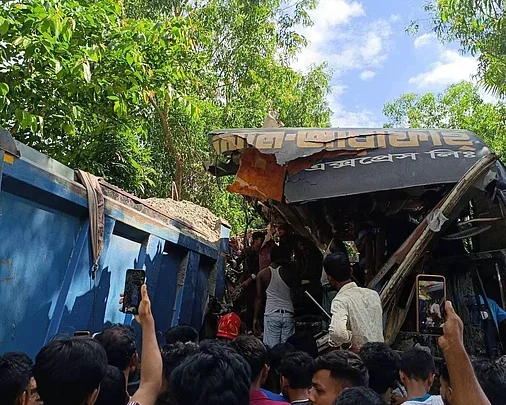 চাঁদপুরে বাস-ট্রাকের মুখোমুখি সংঘর্ষে তিনজন নিহত