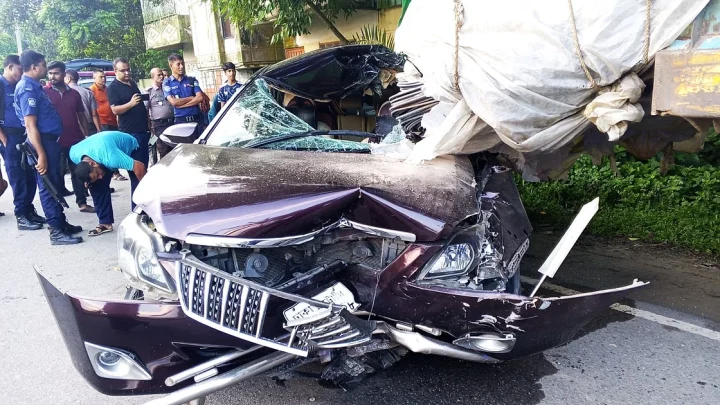 জামালপুরে ট্রাকের পেছনে প্রাইভেট কারের ধাক্কা, রড ঢুকে বিচারকের মৃত্যু