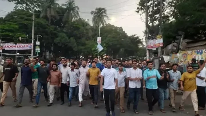 কমিটির মাধ্যমে শিক্ষক নিয়োগের ‘প্রস্তাবের’ প্রতিবাদে জগন্নাথ বিশ্ববিদ্যালয়ে বিক্ষোভ