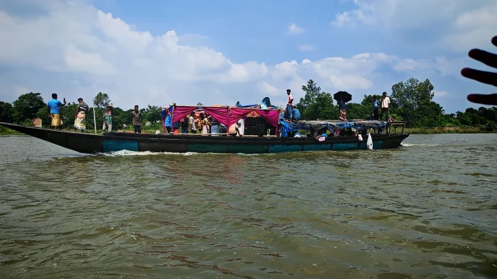 নদীতে ঢেউ, দুই তীরে সবুজ—তুলসীগঙ্গা হয়ে চলনবিলে নৌভ্রমণের ধুম