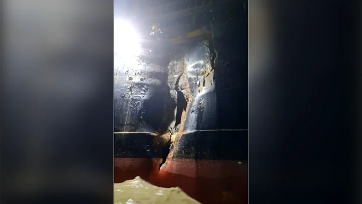চট্টগ্রাম বন্দরের জলসীমায় আবারও দুই জাহাজের সংঘর্ষ
