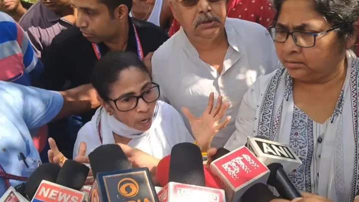 পুলিশি হেফাজতে নিহত কর্মীর বাড়িতে যাওয়ার পথে মমতার গাড়িতে হামলা