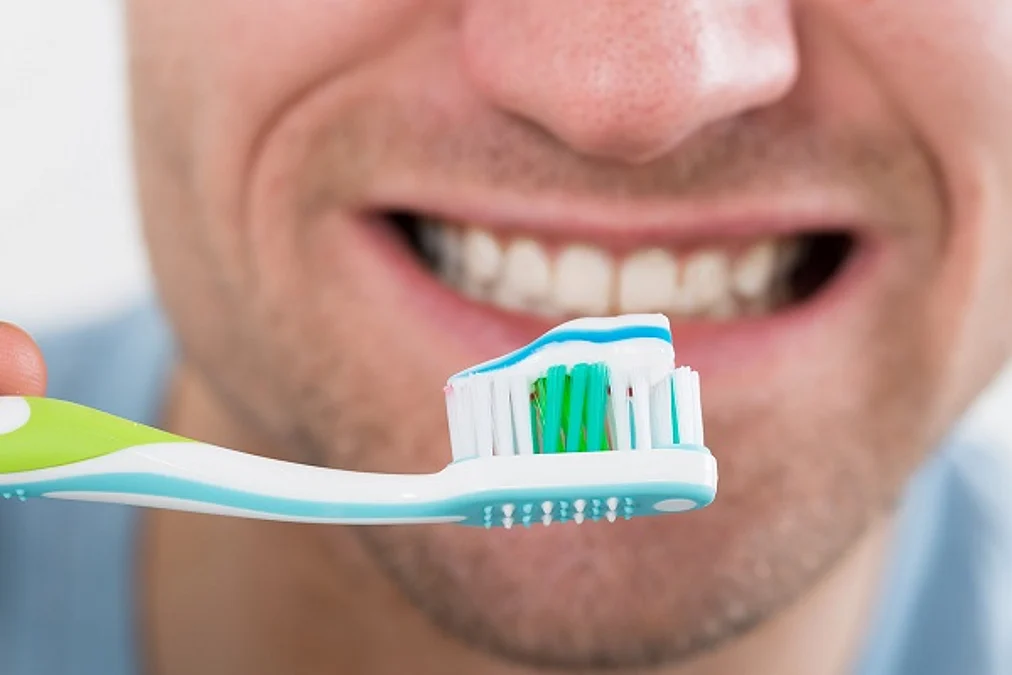 man_brushing_teeth