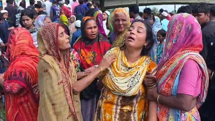 মানিকগঞ্জে শহীদ মিনার থেকে কিশোরের ঝুলন্ত লাশ উদ্ধার