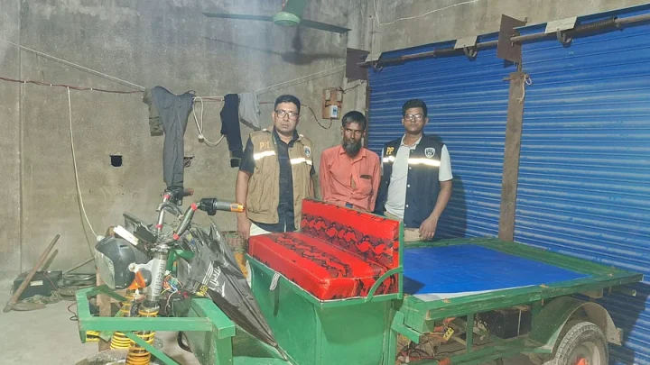 একসঙ্গে ইয়াবা সেবন, পরে মাথা থেঁতলে হত্যা করে ভ্যান ছিনতাই