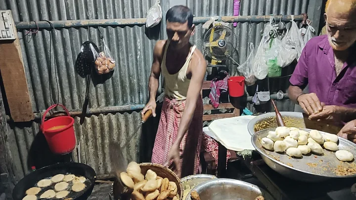 ‘মহেশের পুরি’ খেতে দূরদূরান্ত থেকে আসেন মানুষ