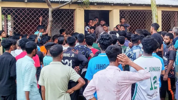 শেরপুরে শিক্ষকদের কক্ষে রেখে তালা ঝুলিয়ে দেয় ফেল করা শিক্ষার্থীরা