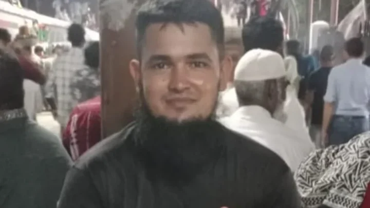 ট্রেনের ছাদ থেকে নামার সময় দুই বগির মাঝে পড়ে যুবক নিহত