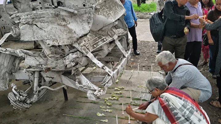 তারেক মাসুদ-মিশুক মুনীর স্মৃতিস্তম্ভে মোমবাতি প্রজ্বালন, ১৫ বছরেও শেষ হয়নি ক্ষতিপূরণের লড়াই