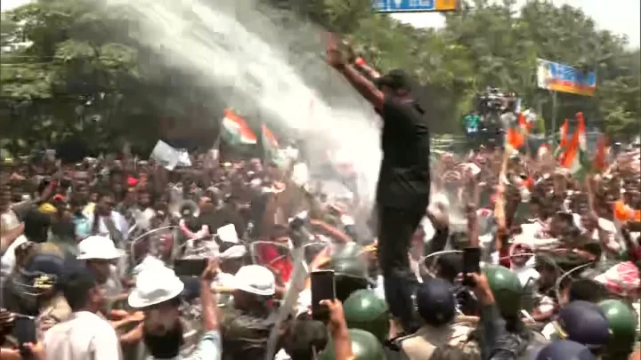 ভারতে জলকামানেও থামেনি আন্দোলন, নাচতে নাচতে বিধানসভা ঘেরাও কর্মসূচি শিক্ষার্থীদের