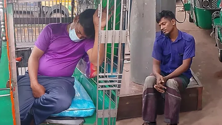 গ্যাসের জন্য অপেক্ষা, সড়ক অবরোধ, আছে লোডশেডিংও
